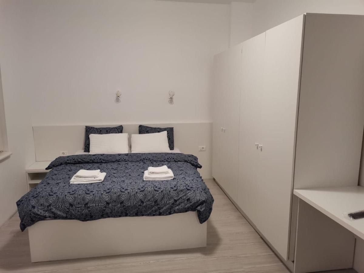 Old Town Bar Apartments On Street Tonitza Bucureşti Ngoại thất bức ảnh