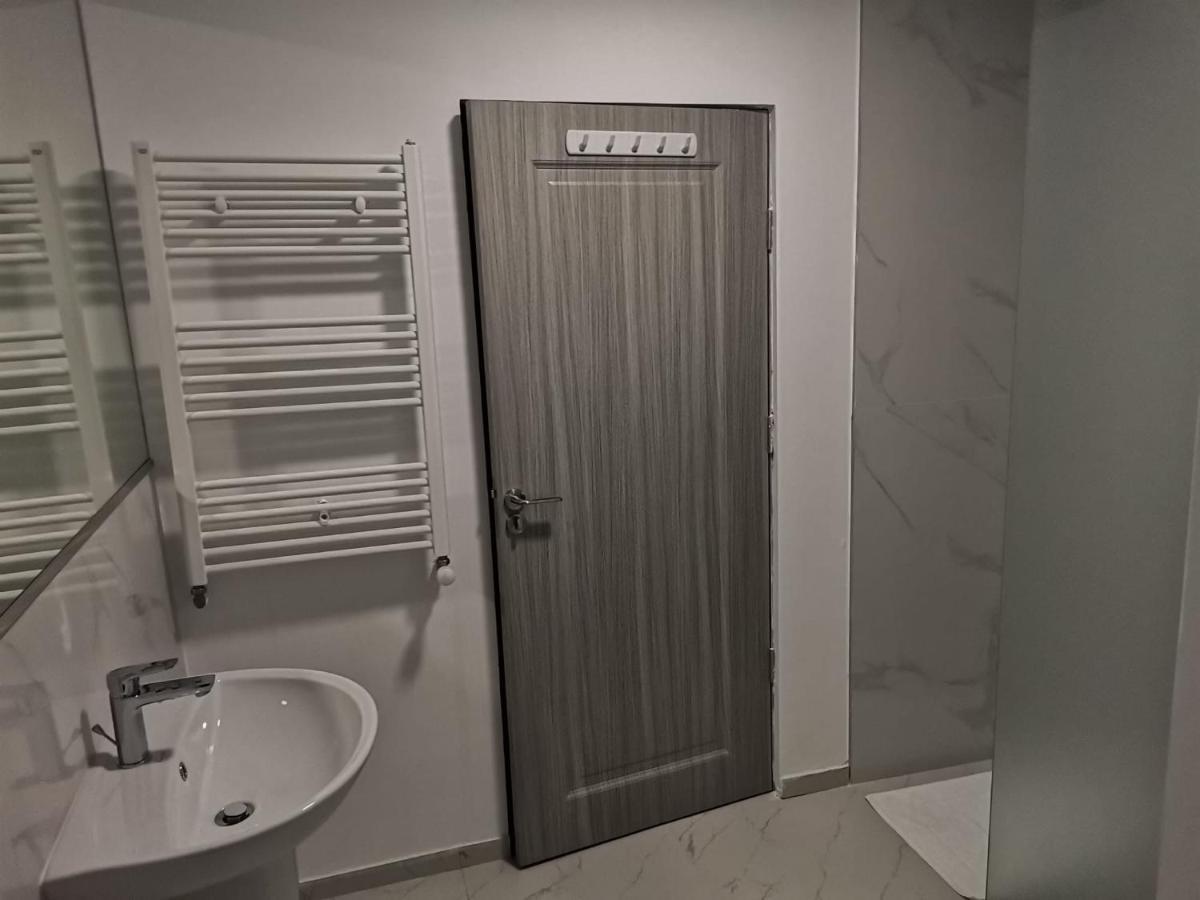 Old Town Bar Apartments On Street Tonitza Bucureşti Ngoại thất bức ảnh