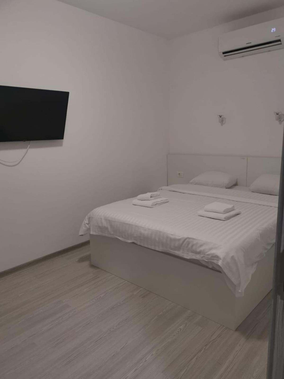 Old Town Bar Apartments On Street Tonitza Bucureşti Ngoại thất bức ảnh