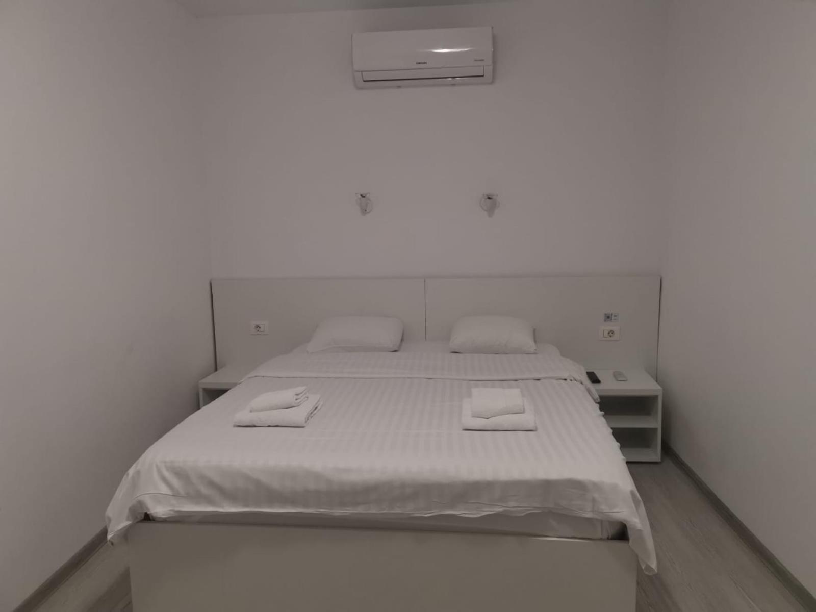 Old Town Bar Apartments On Street Tonitza Bucureşti Ngoại thất bức ảnh