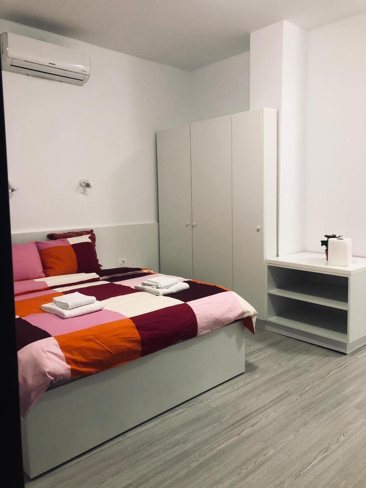 Old Town Bar Apartments On Street Tonitza Bucureşti Ngoại thất bức ảnh